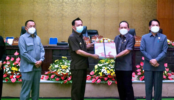 Walikota Caroll Senduk, didampingi Wawali Wenny Lumentut, menyerahkan dokumen KUA-PPAS pada Ketua DPRD Djemmy Sundah.