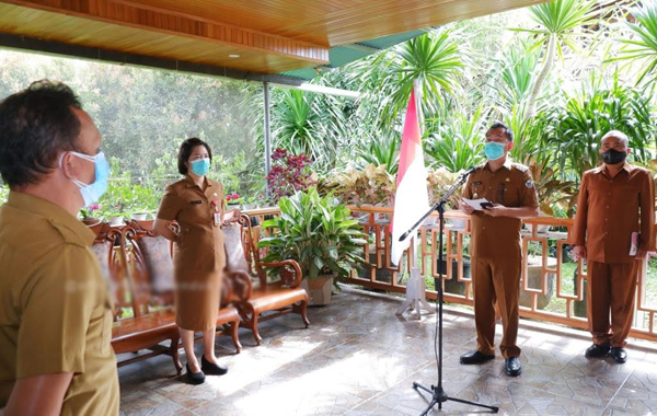 Walikota Caroll Senduk, saat memimpin apel kerja jajaran Pemkot Tomohon secara virtual.