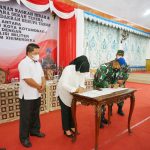 Walikota menandatangani Naskah Hibah serah terima BMD untuk Polisi Militer Kodam XIII Merdeka.