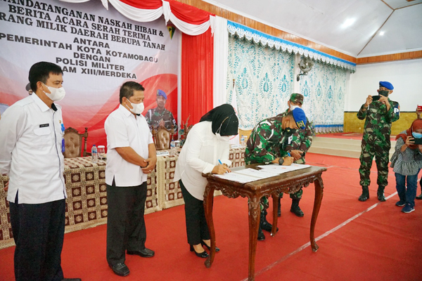 Walikota menandatangani Naskah Hibah serah terima BMD untuk Polisi Militer Kodam XIII Merdeka.