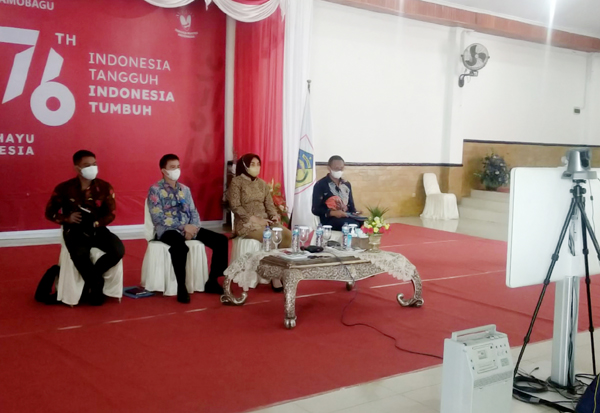 Walikota saat mengikuti rapat Rakorwasdanas