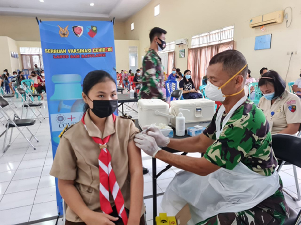 Vaksinasi yang dilakukan di Lanud Sam Ratulangi Manado.