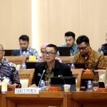 Dirut PLN, Darmawan Prasodjo (tengah) saat menyampaikan paparan pada Rapat Dengar Pendapat dengan Komisi VII DPR RI, di Jakarta