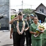 Mayjen Legowo Disambut Tradisi Payung Pora dan Drumband Raider 712