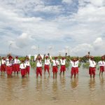 Antusiasme para pelajar SD yang turut serta dalam aksi melestarikan lingkungan dengan melakukan penanaman mangrove