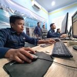 Petugas PLN kala memantau keandalan listrik di Posko Siaga Pemilu 2024