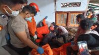 Tim SAR Gabungan saat mengevakuasi jasad Clayton Tatambihe, yang tertimbun material longsor