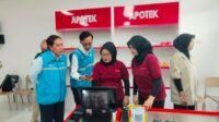 Ilustrasi pegawai PLN memastikan layanan pembayaran tagihan dan pembelian token listrik berjalan lancar di Koperasi Desa-Kelurahan Merah Putih
